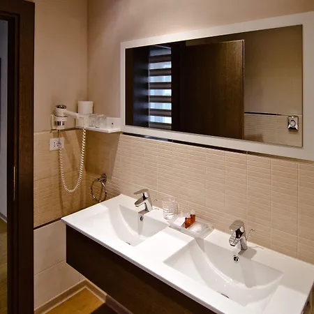 Hotel &